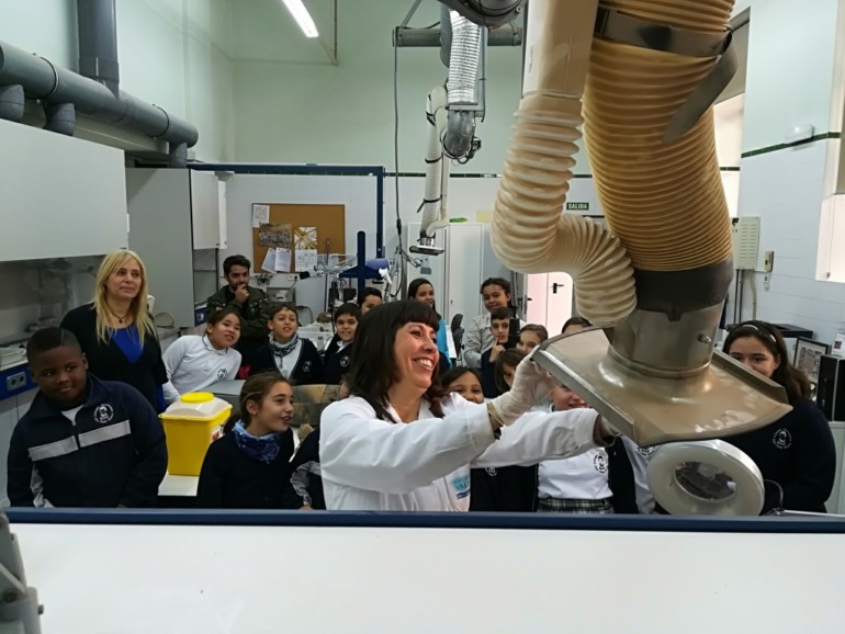 Los alumnos del colegio San Juan Bosco de València durante su visita al laboratorio.