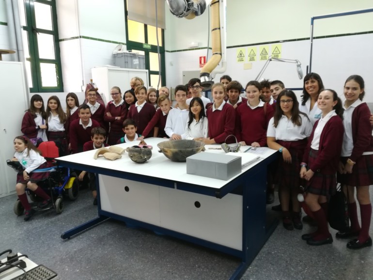 Los alumnos del colegio Nuestra Señora del Carmen de Bétera durante su visita al laboratorio.