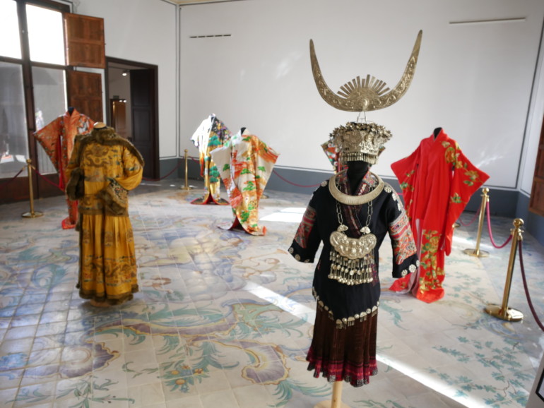 Vestidos de la Ruta de la Seda, en el Museo de la Seda