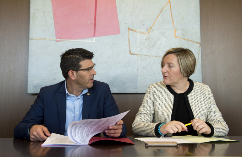 Jorge Rodríguez y Mª José Salvador, en el acto protocolario de firma del convenio entre la Diputación de València y Conselleria