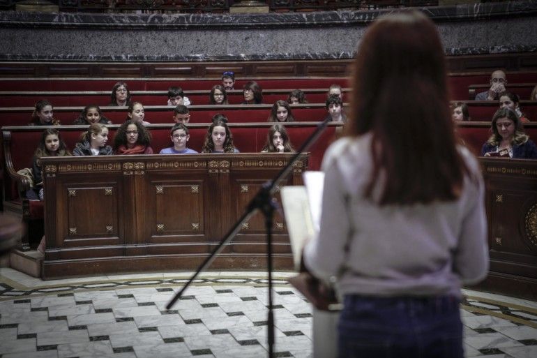 Una niña interviene en el Parlamento de Niños y Niñas celebrado en el Hemiciclo Municipal de València