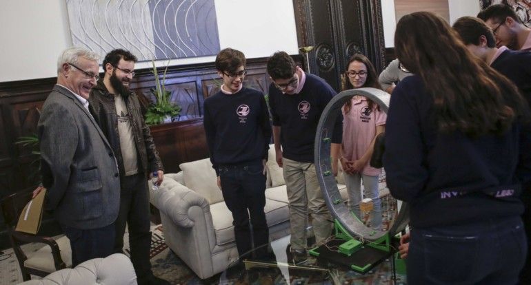 José Cuéllar 16/2/2018
Valencia, Comunitat Valenciana.
L'alcalde de València, acompanyat del regidor d'Innovació, Roberto Jaramillo, rep l'equip guanyador de la competició de ciència i robòtica First Lego League