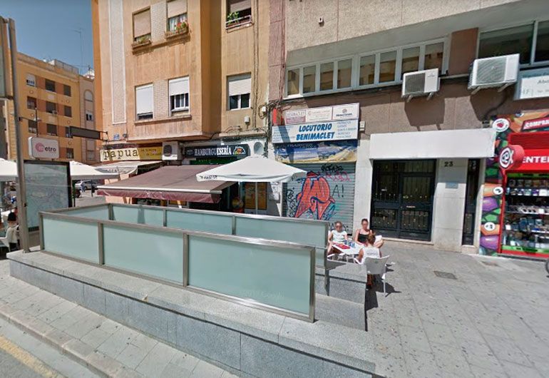 EL número 23 de la calle Vicente Zaragozá está justo frente a una de las salidas del Metro, casi en la confluencia con la calle Emilio Baró. Foto: Google Maps.