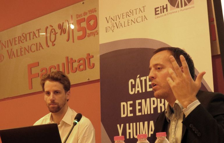 Francisco Vallejo durante su exposición junto al Maestro Internacional valenciano, Enrique Llobell