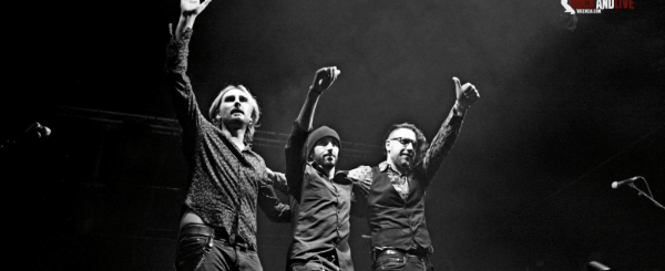 Corazones Eléctricos, trío formado por Pau Monteagudo (guitarra y voz), Kako Navarro (bajo y coros) y Miguel Giner (batería y coros), presenta su disco homónimo con el que han puesto de cabeza al mundo de la música.