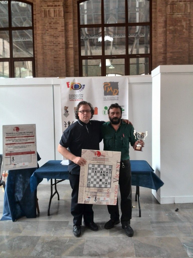 Miguel Uris (d) ganador de El desafio Francesch Vicent (2014), un certamen de resolución de problemas de finales del siglo XV, junto al promotor y árbitro de la prueba, José A. Garzón