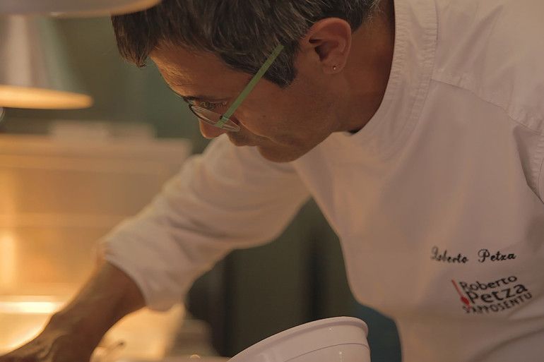El chef Roberto Petza, estrella Michelin, es un revolucionario de la cocina sarda, que estará en Jazz&Cookin' para compartir la verdadera cocina de la isla de Cerdeña.