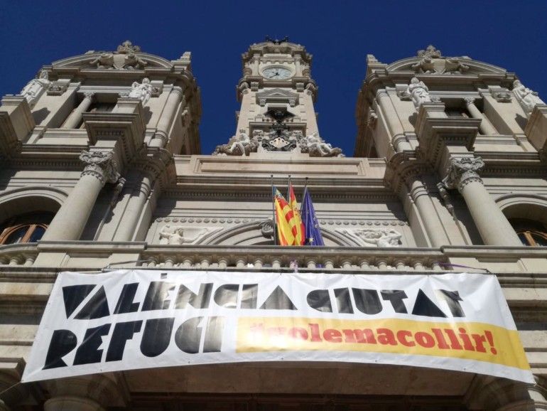 Pancarta en el balcón del Ayuntamiento de Valencia
