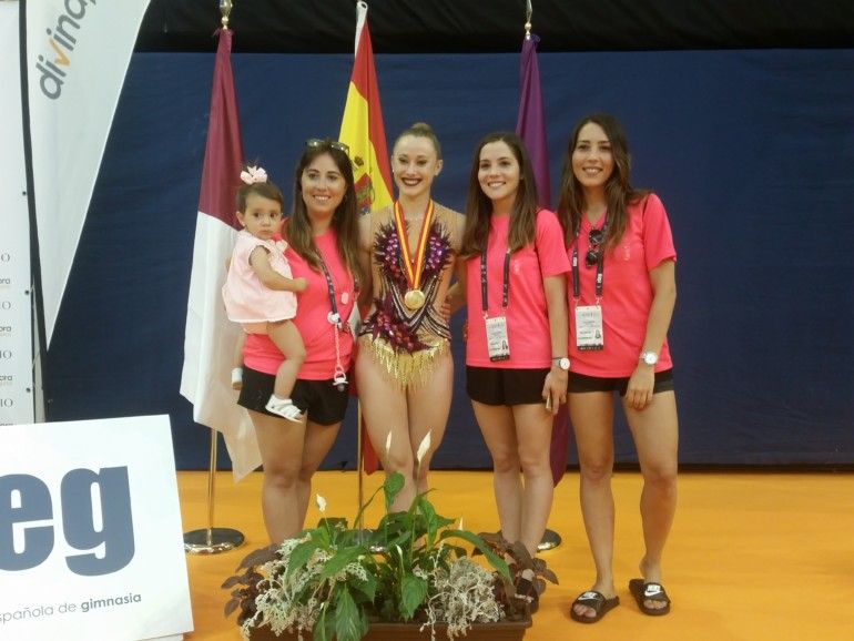 De izquierda a derecha, la entrenadora Julia Marín con su bebé Giulia, Claudia Guzman y las entrenadoras también Alicia e Inés Gaspar.