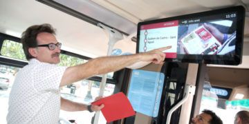 VALENCIA  2018-07-12
El regidor de Mobilitat Sostenible, Giuseppe Grezzi, presenta noves innovacions tecnolgiques per a la flota d'autobusos de l'EMT. Plaa de l'Ajuntament (a l'autobs de l'EMT).