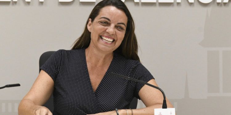 La regidora de Protecció Ciutadana, Anaïs Menguzzato, valora en roda de premsa el balanç de les actuacions realitzades pel retén de platges de la Policia Local