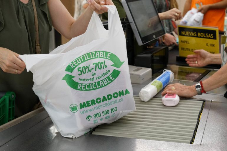 Bolsa de plástico elaborada de material reciclado en Mercadona