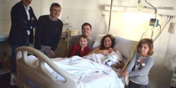 Lola, primera bebé nacida en la Comunidad Valenciana en 2019, rodeada de papás y personal sanitario del Hospital de Dénia.