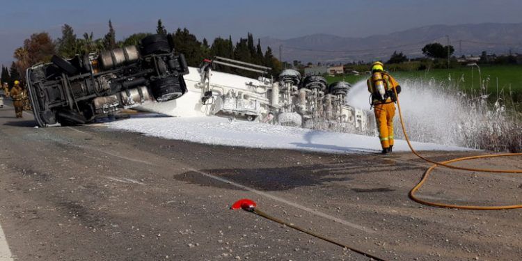 Cortada la AP-7 en Alicante al volcar un camión cisterna, con fuga de gasoil