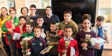 Todos los premiados del torneo junto a Román Beltrán y los representantes de Ikea