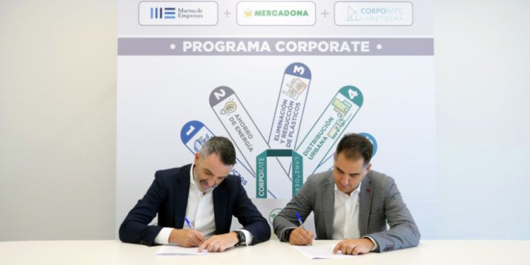 Javier Jiménez Marco, director general de Lanzadera, y Nichan Bakkalian, responsable de Organización de Mercadona, durante la firma del convenio del nuevo Programa Corporate