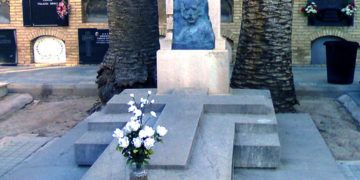 Tumba de Mariano Benlliure y sus padres en el Cementerio del Cabañal.