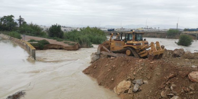 Rotura de la mota del Segura en Almoradí.