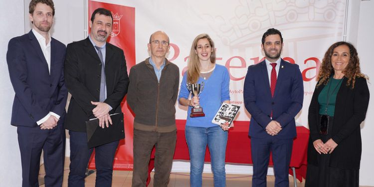 Carolina Luján recibe el trofeo como ganadora del torneo de Partidas rápidas