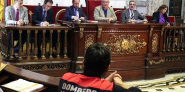 VALENCIA  2020-03-12
LÕalcalde de Valncia, Joan Rib, acompanyat dÕaltres membres de lÕequip de govern, presidix la sessi extraordinria i urgent de la Junta Local de Protecci Civil.