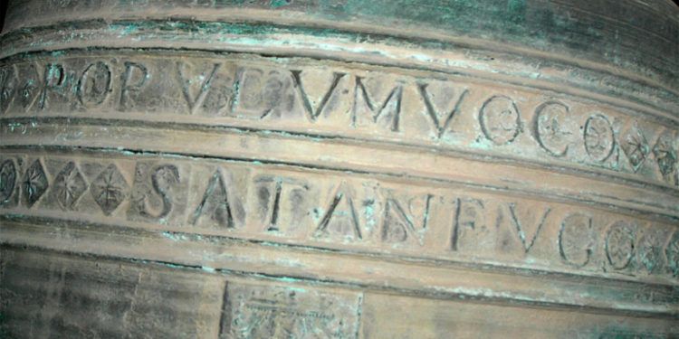 Campana Bàrbera, de la Catedral de Valencia, de 1681 y fundida por Lluís Castañer. En la inscripción puede leerse: POPVLVM VOCO - SATAN FVGO (llamo a la gente, hago huir a Satán) y debajo de ella, una imagen de la Virgen con el Niño. Foto: Campaners de València.