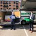 Representantes de Buñuelos Sin Fronteras con trabajadores de Mercadona durante la entrega de alimentos
