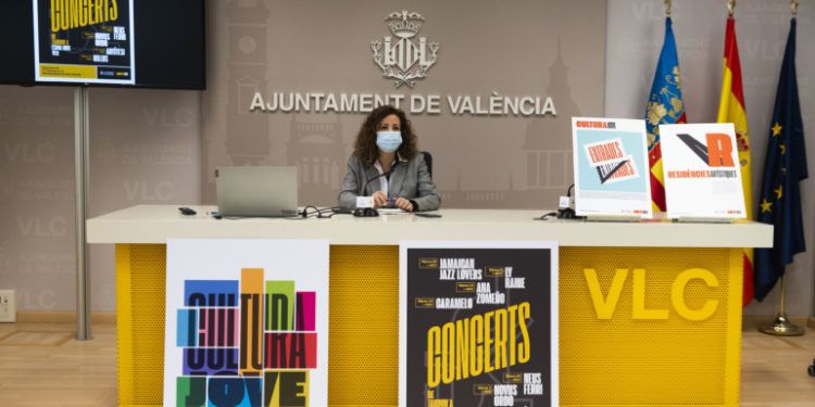 La regidora de Joventut, Maite Ibez, presenta la programaci de Cultura Jove, programa impulsat des de la Regidoria de Joventut. Sala de premsa municipal
