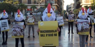 manifestacion contra macrogranja Vall d'Uixò