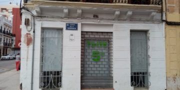 Ésta es la fachada protegida, según Patrimonio, del local que Barraca-Espadán quiere convertir en su nuevo casal.