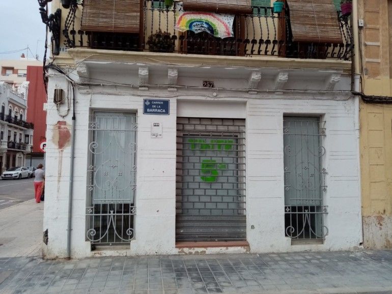 Ésta es la fachada protegida, según Patrimonio, del local que Barraca-Espadán quiere convertir en su nuevo casal.