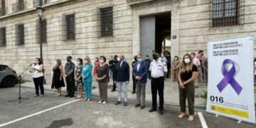 Minuto de silencio a las puertas de la Delegación del Gobierno en la Comunitat Valenciana