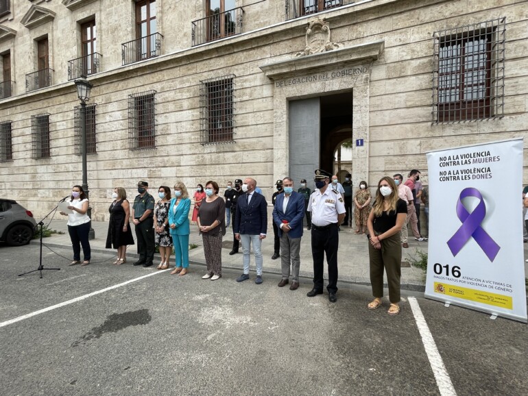 Minuto de silencio a las puertas de la Delegación del Gobierno en la Comunitat Valenciana