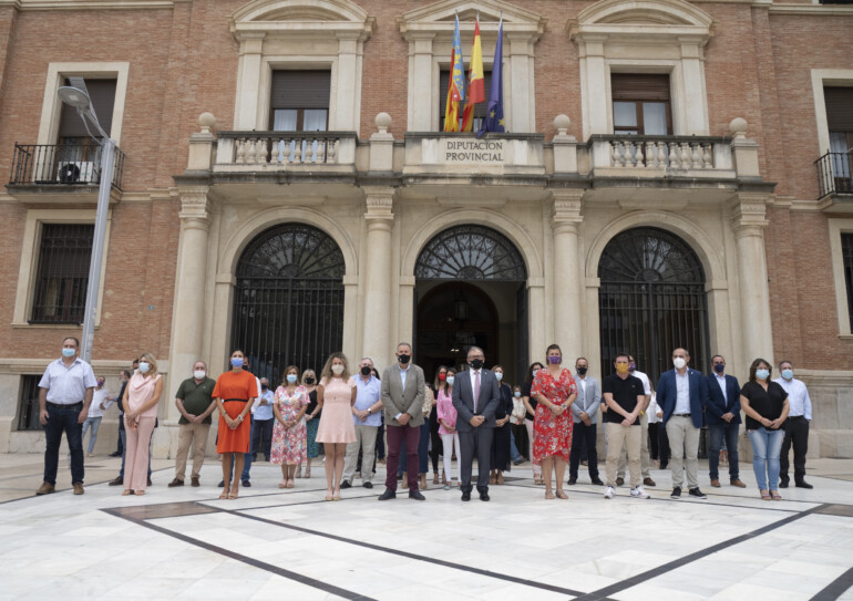 Minuto de silencio ante la Diputación de Castellón