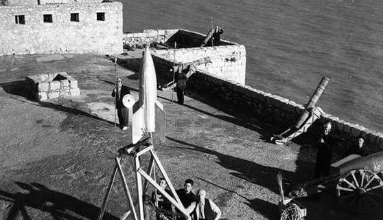 Fotograma de 'Calabuch' con el famoso cohete en el patio de armas del Castillo del Papa Luna.