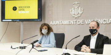 La regidora d'Educació, Maite Ibáñez, i el director de València Capital Mundial del Disseny 2022, Xavi Calvo, presenten en roda de premsa la col·laboració amb el programa d'activitats orientat als centres educatius de la ciutat, amb motiu de València Capital Mundial del Disseny 2022.
