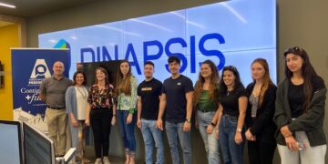 Profesores y alumnos de Periodismo Científico y Medioambiental de la UMH junto a la presidenta de APPA y María Tuesta, directora de Dinapsis.