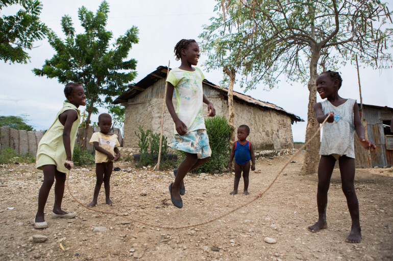 Unas niñas juegan en Haití. Foto de Alberto Pla