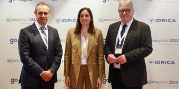 Foto: Dionisio Garcia CEO de Global Omnium, Elisa Valia concejala del ciclo del Agua y Mark Barker CEO de WEX Global