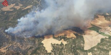 Vista aérea del incendio de Venta del Moro a las 16:30 horas de este lunes.