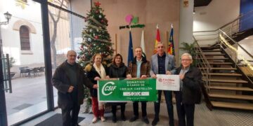 De izquierda a derecha, Jesús Vilar, párroco de San Vicente; Rosvinda Sanz de Bremond, Anne Stanislas y Eugenio Díaz, voluntarios de Cáritas; Javier Estrada, presidente de CSIF Castellón; y Nicolás Lumbreras, director de Cáritas en la parroquia.