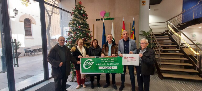 De izquierda a derecha, Jesús Vilar, párroco de San Vicente; Rosvinda Sanz de Bremond, Anne Stanislas y Eugenio Díaz, voluntarios de Cáritas; Javier Estrada, presidente de CSIF Castellón; y Nicolás Lumbreras, director de Cáritas en la parroquia.