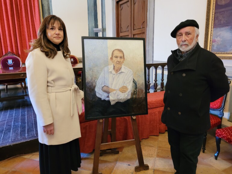 Esparza y la alcaldesa de Biar con el retrato de Miguel Maestre