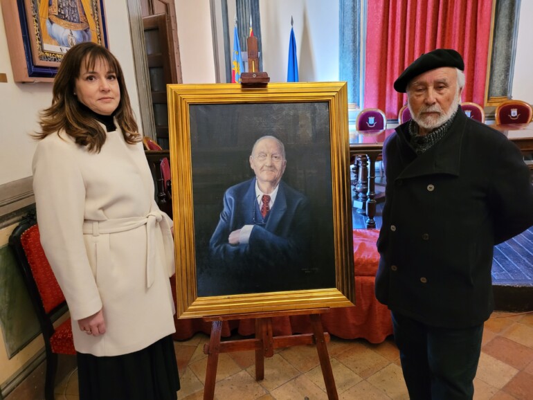 La alcaldesa de Biar junto al autor y el retrato de Cristóbal Payá