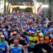 Salida de la Benidorm Half. Corredoras y corredores transitando en busca de sus marcas y logros personales por las calles y el paseo marítimo de la ciudad del turismo por excelencia.