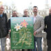Carlos Galiana junto a los promotores con el cartel de los Conciertos de Viveros 2023