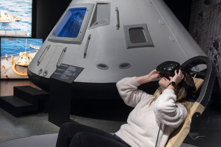 Experiencia de realidad virtual en el asiento del módulo de mando del Apollo 11.