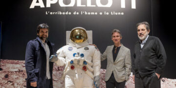 De izquierda a derecha: Javier Hidalgo, jefe de Exposiciones de Ciencia de la Fundación ”la Caixa”; Álvaro Borrás, director de CaixaForum València, y Rafael Clemente, asesor científico de la muestra, han presentado la exposición Apollo 11. La llegada del hombre a la Luna.