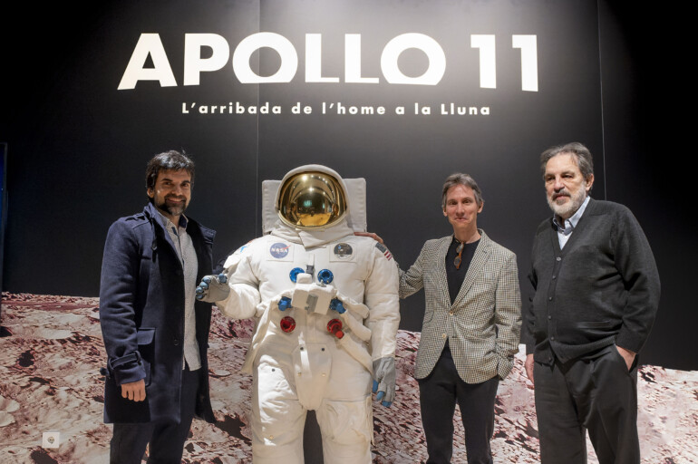 De izquierda a derecha: Javier Hidalgo, jefe de Exposiciones de Ciencia de la Fundación ”la Caixa”; Álvaro Borrás, director de CaixaForum València, y Rafael Clemente, asesor científico de la muestra, han presentado la exposición Apollo 11. La llegada del hombre a la Luna.
