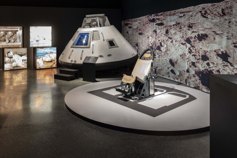 La exposición contiene una réplica del módulo de mando del Apollo 11 y de uno de sus asientos.