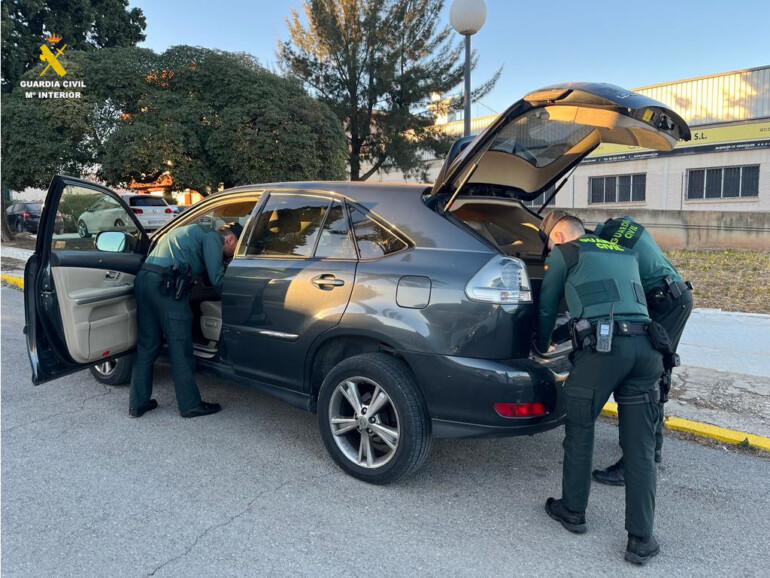 La Guardia Civil de Valencia ha detenido al conductor de un vehículo en el que fue localizada cocaína y armas blancas, entre otros efectos, tras la comisión de una infracción de tráfico.
